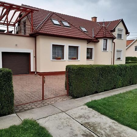 Karika Vendeghaz Appartement Hajdúszoboszló Buitenkant foto